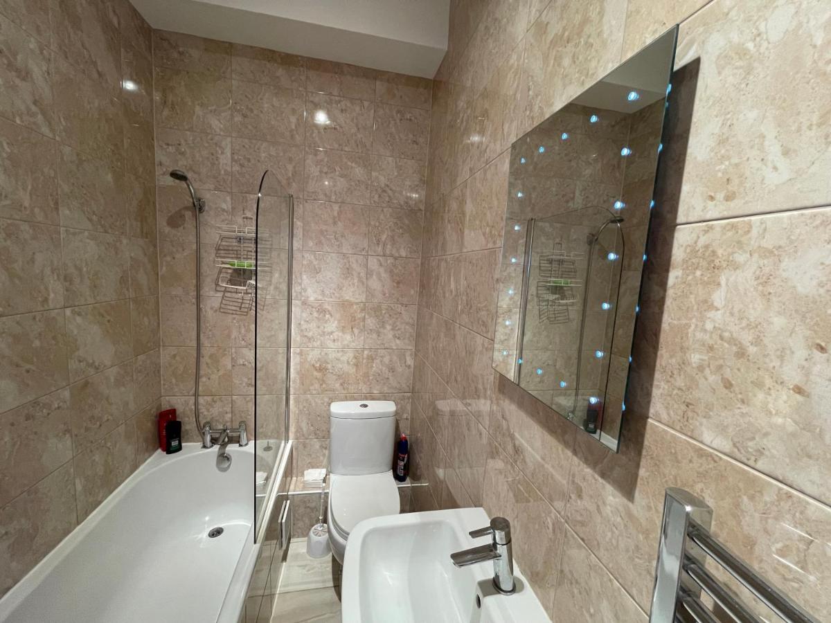 2 Bed Apartment Lakeside On The Promenade サウスポート エクステリア 写真